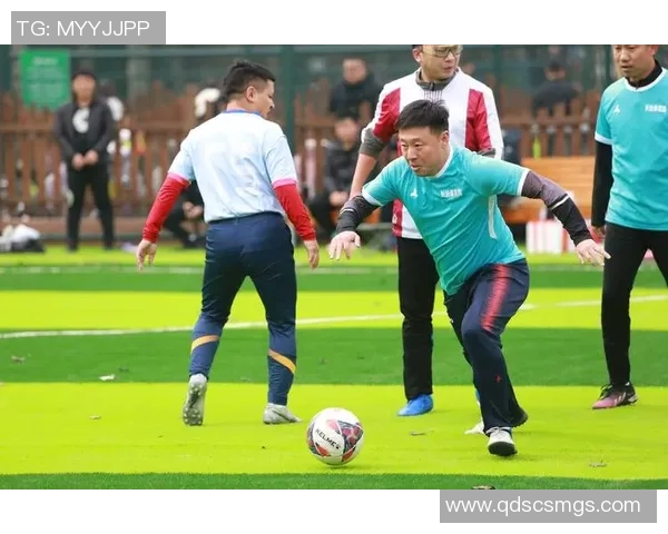 球星齐聚小场足球激情对决展现技术魅力与团队合作精神